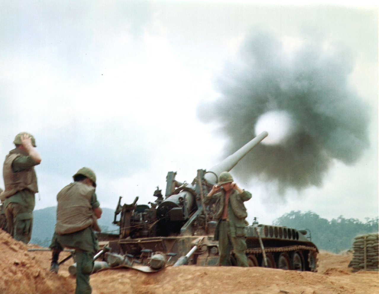M107_Firing_Vietnam_2.jpg