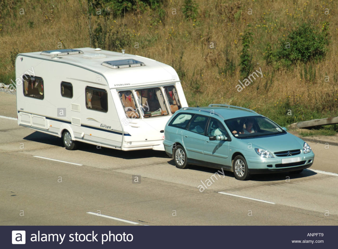 m25-motorway-car-towing-caravan-ANPFT9.jpg