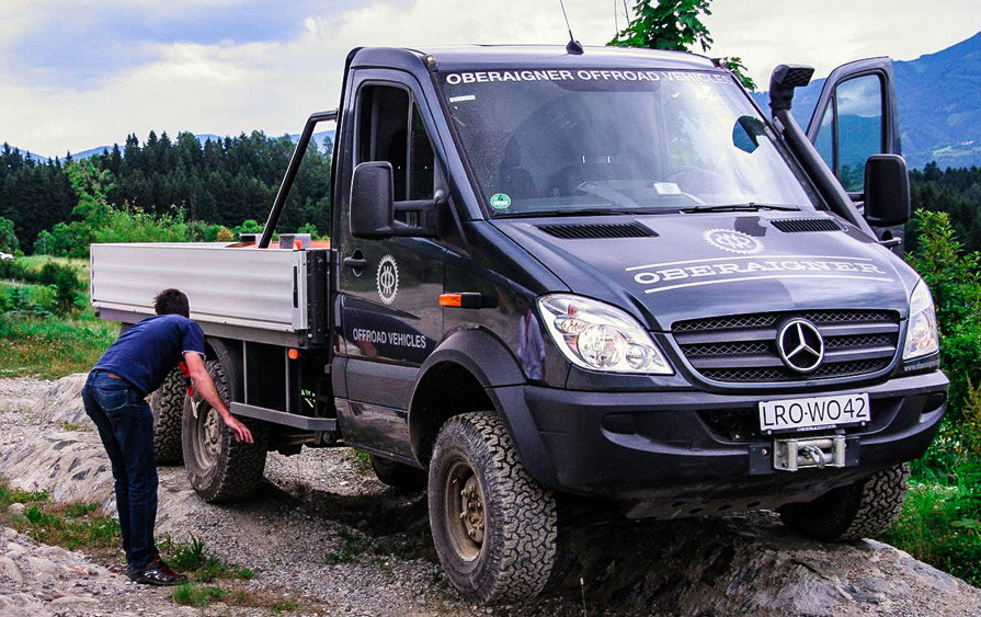 Mercedes-Benz_Sprinter_6x6_on-rocks.jpg