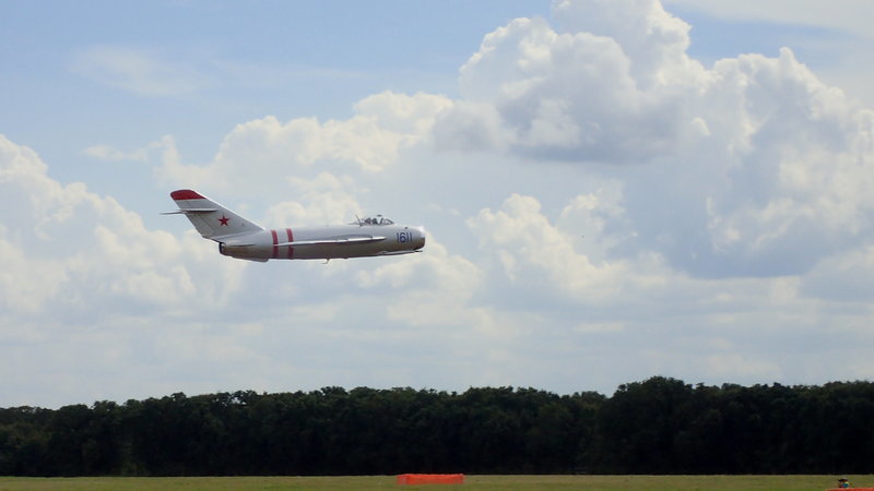 MIG 17 flyby close.jpg