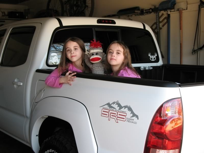 Monkeyandthegirls_529bd80bb459fe939d4a579dee778f8c4c392426.jpg