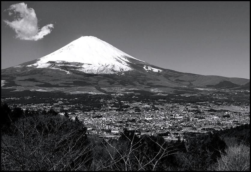 Mt_Fuji_in_Black_and_White_II_by_jamesjr_b878159214df8ace8db0cab57ed05c37390a4682.jpg