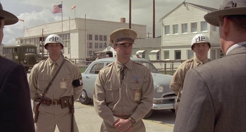 Mulholland-Falls-kyle-chandler-39183390-500-269.jpg