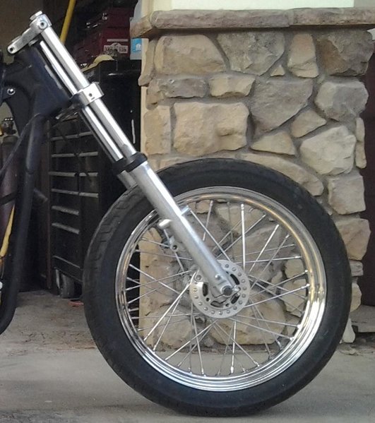 Narrow Glide Front end w_tripple and 19inch whell and tire - Copy.jpg