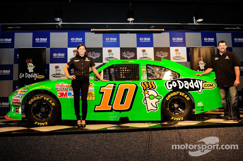 nascar-cup-texas-ii-2011-tony-stewart-and-danica-patrick-announce-her-participation-in-the.jpg