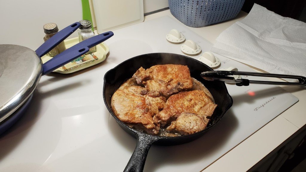 Lodge Cast Iron Cook-It-All Kit. Five-Piece Cast Iron Set includes a  Reversible Grill/Griddle 14 Inch, 6.8 Quart Bottom/Wok, Two Heavy Duty  Handles, and a Tips & Tricks Booklet. 