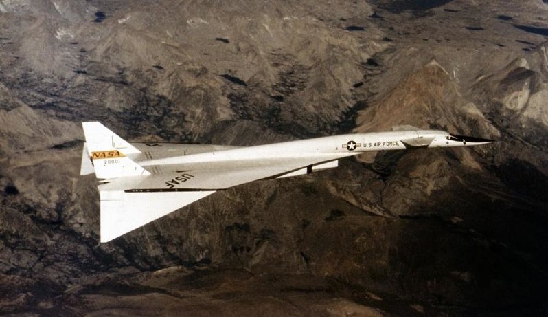 North_American_XB-70_in_Flight_EC68-2131.jpg