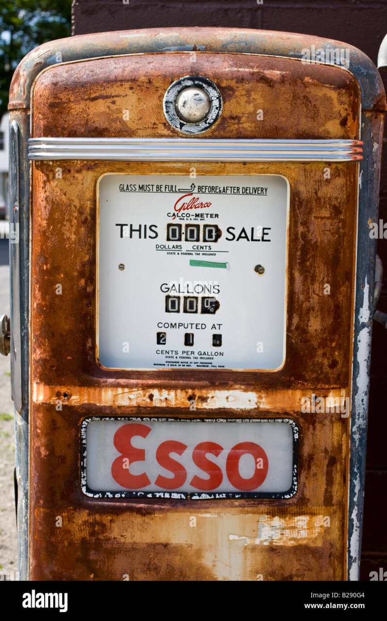 old-esso-gas-petrol-pump-chatham-new-york-usa-B290G4.jpg