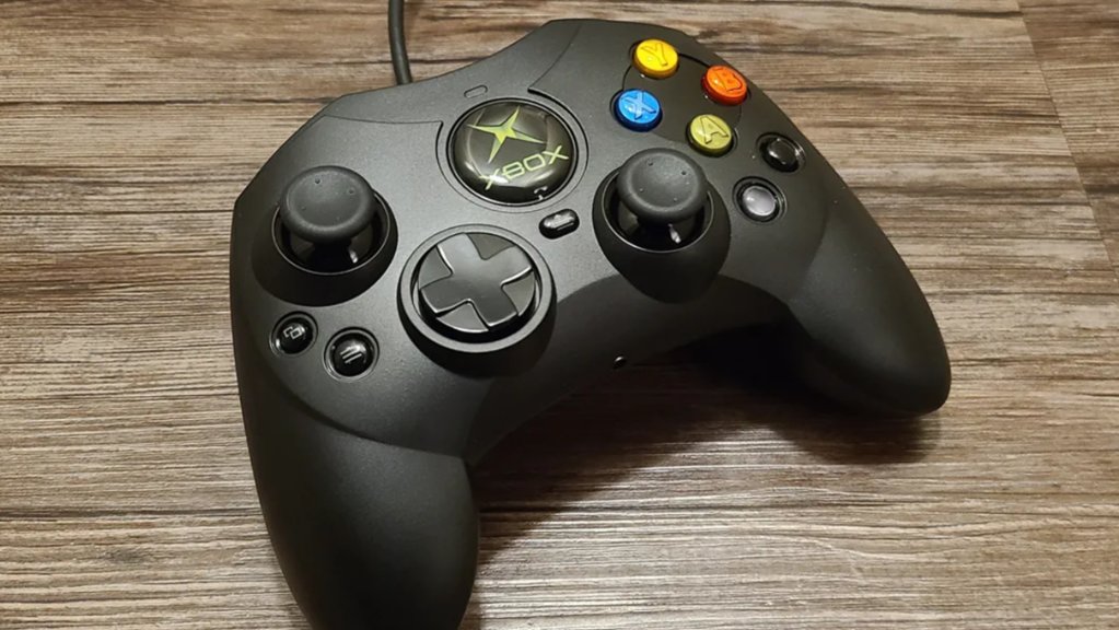 original-xboxs-controller-s-remade-as-a-modern-gamepad-calle_djs5.1200.png