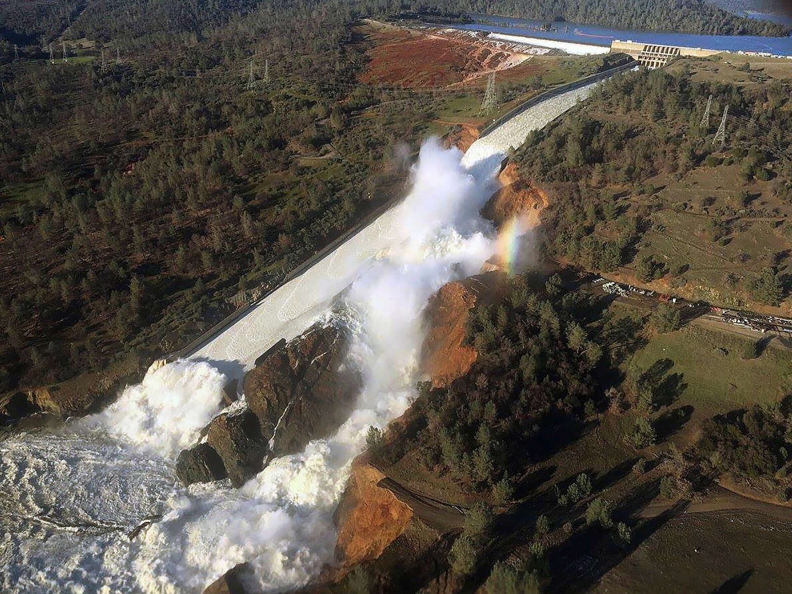 Oroville_dam_spillway_2017-02-11.jpg