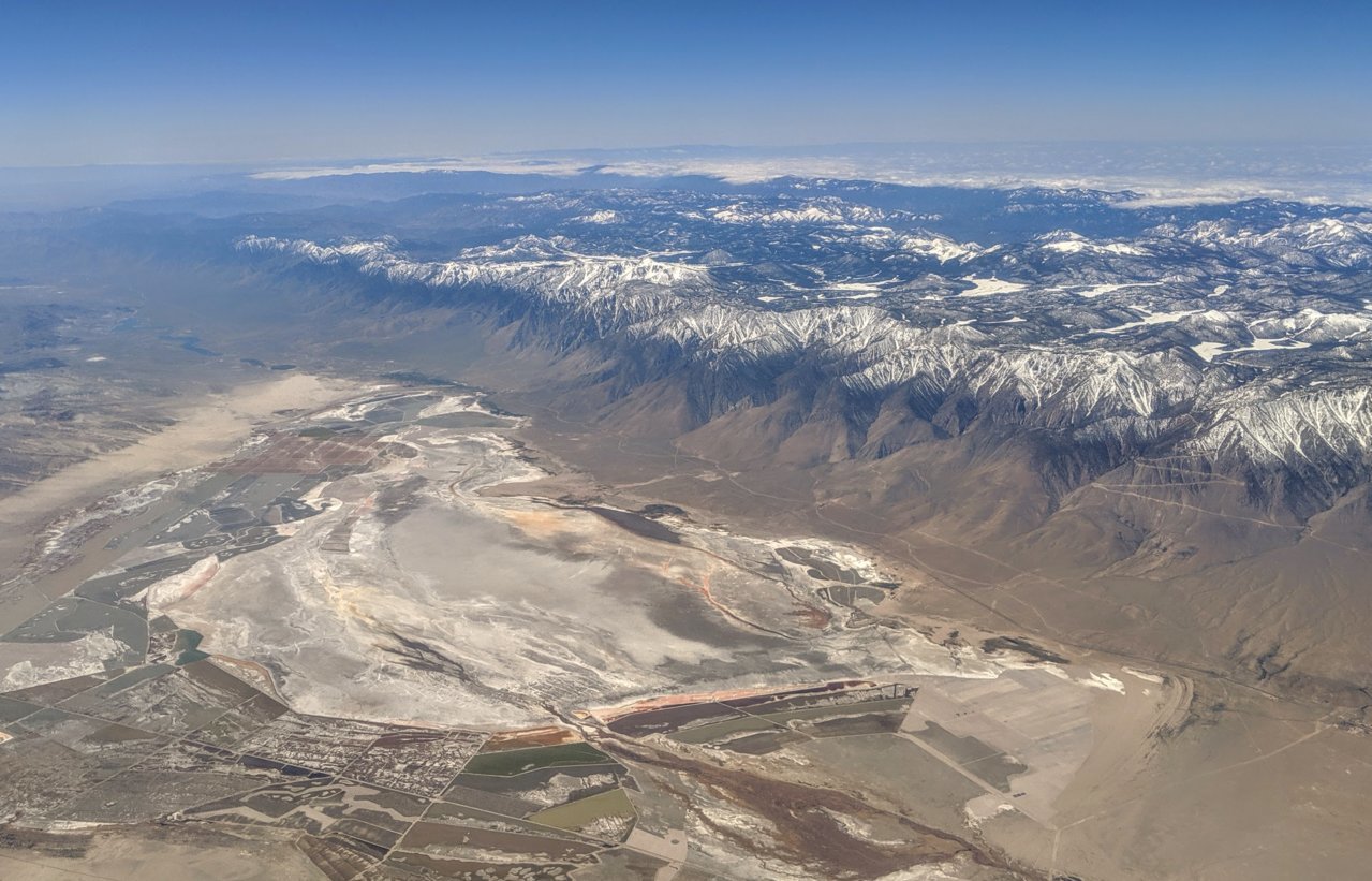 Owens_Lake_aerial_from_northeast.jpg