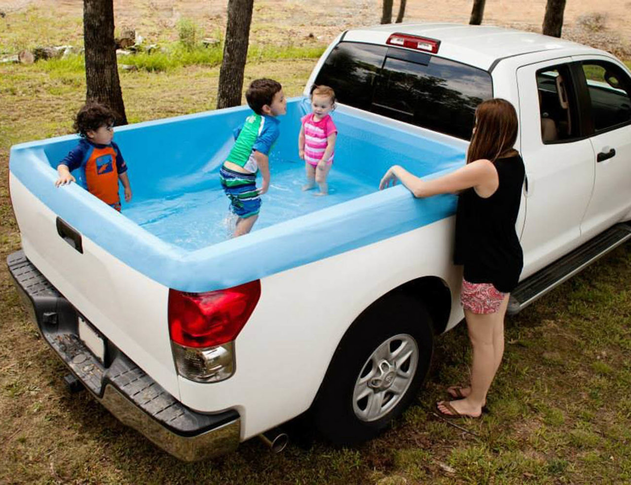 Pickup-Pools-–-A-Truck-Bed-Swimming-Pool-3.jpg