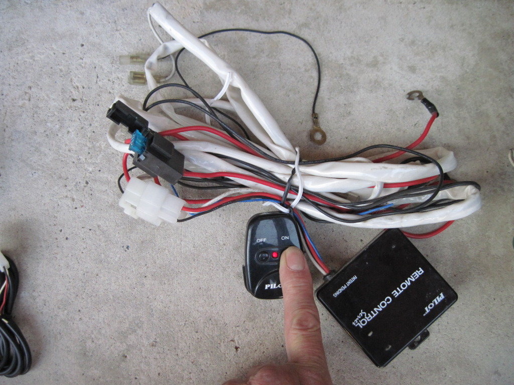Pilotremotelightharness1_8b81d0f7765a6613b2f890232df4eabf905d5333.jpg