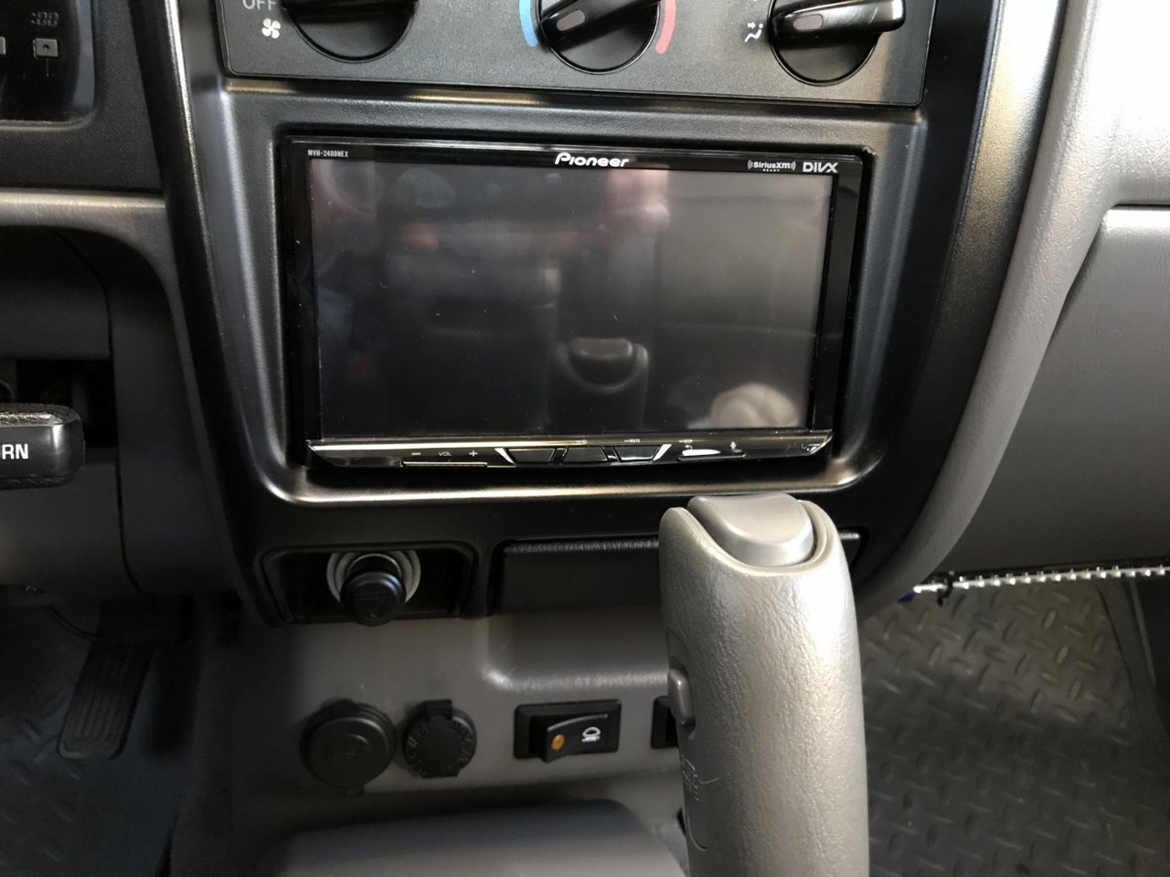 Pioneer MVH 2400 NEX.jpg