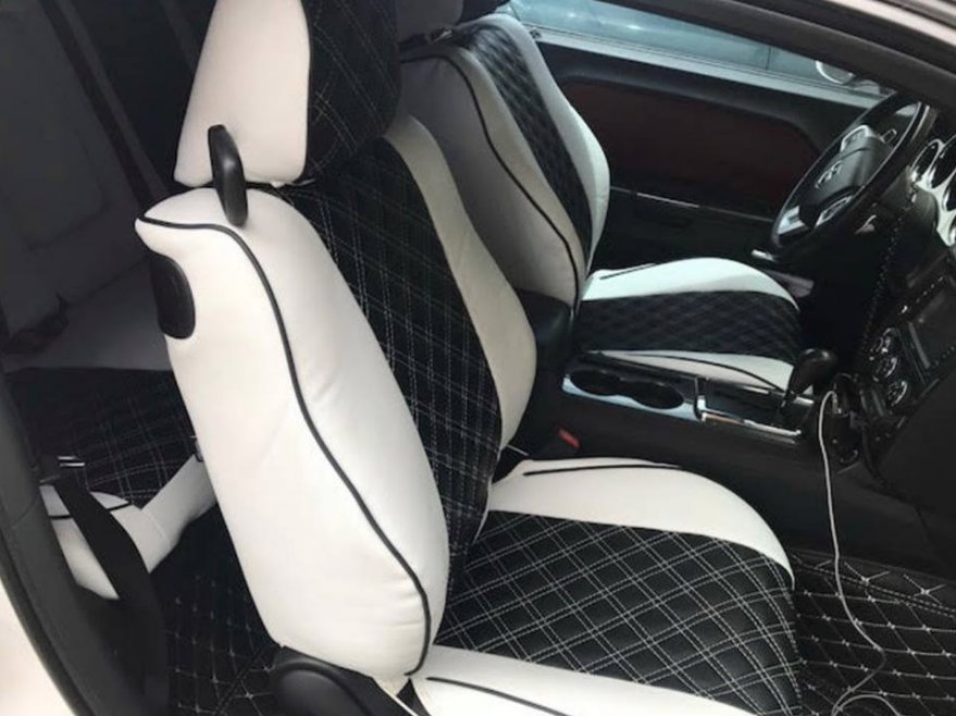 Quilted white body, black insert, white stitching, black piping.jpg