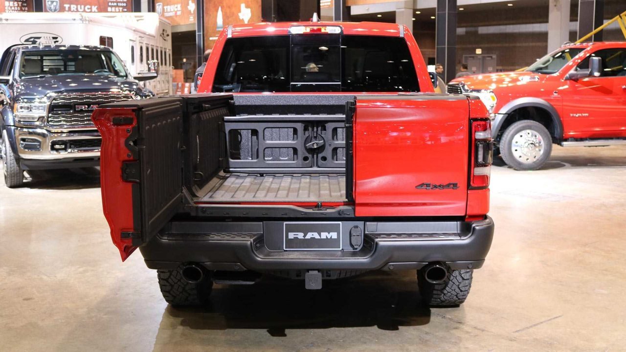 ram-multifunction-tailgate-live-photos.jpg
