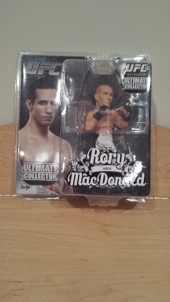 Round 5 Rory MacDonald.jpg