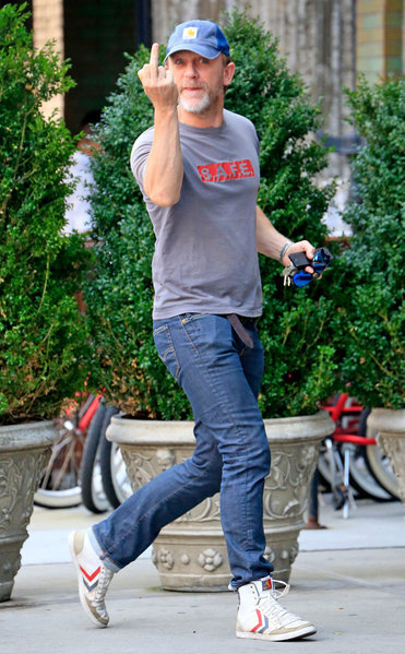 rs_634x1024-130828123114-634.daniel-craig-middle-finger-ls82813_copy.jpg