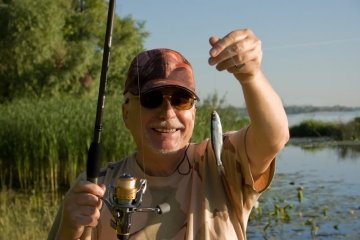 rsz_fb-man-holds-tiny-fish_360_240_100.jpg