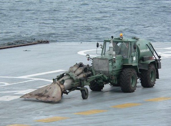 russians-clear-their-aircraft-carriers-with-this-huge-jet-powered-vacuum-cleaner-94561_1.jpg