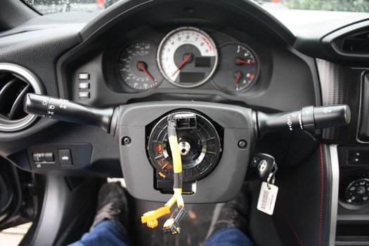 scion-frs-and-subaru-brz-steering-wheel-removed_normal.jpg