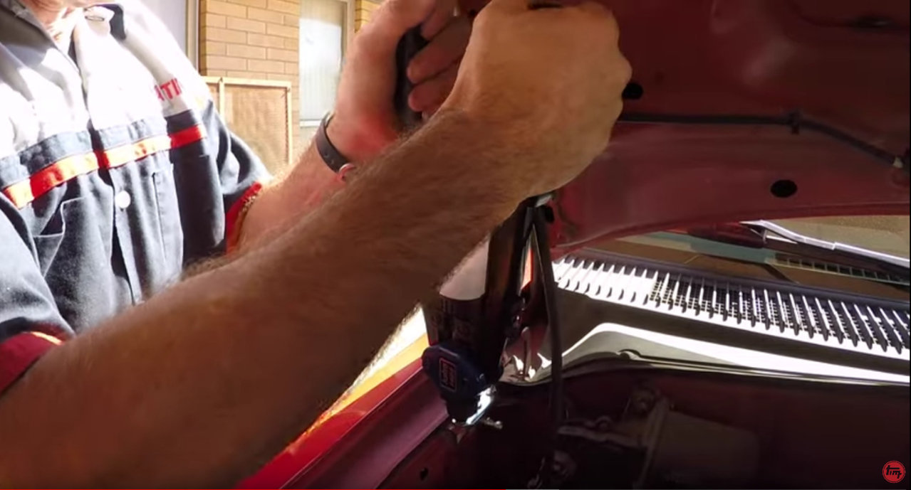 Screenshot_2019-12-31 (1) High-Lift Hood Strut Mod (01-04 Tacoma) - YouTube.jpg