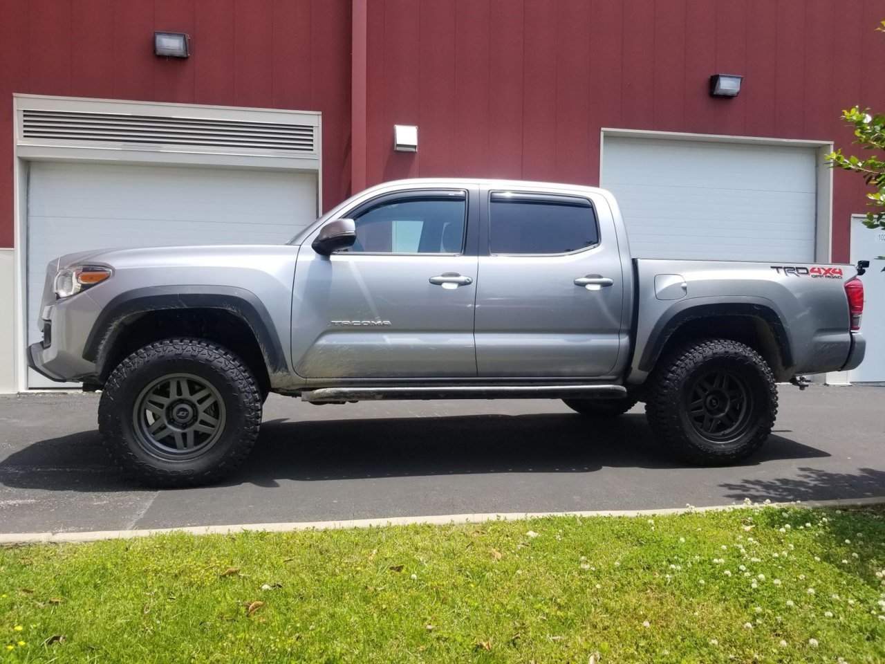 scs 285-70r17 side work shot.jpg