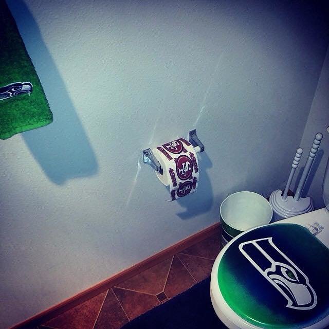SeahawksBathroom_zpsed93bec6_81ffe5aaf5a9e44d2ad921f20fbff8ee656785c1.jpg