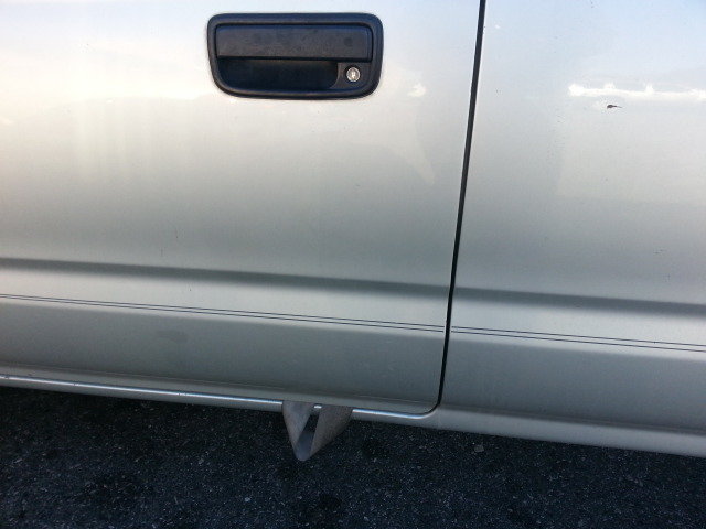 seat belt hanging out.jpg