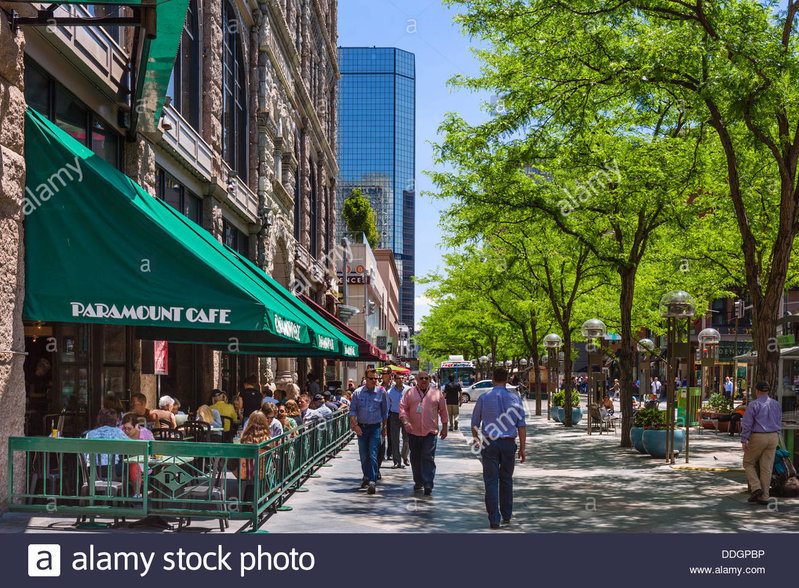 sidewalk-cafe-on-the-pedestrianised-16th-street-mall-in-downtown-denver-DDGPBP.jpg
