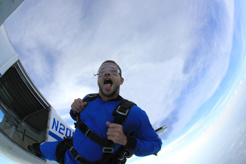 skydive%201_zpssla57etz_76f99223568c7bf524ca69f30dca0808646f23d0.jpg