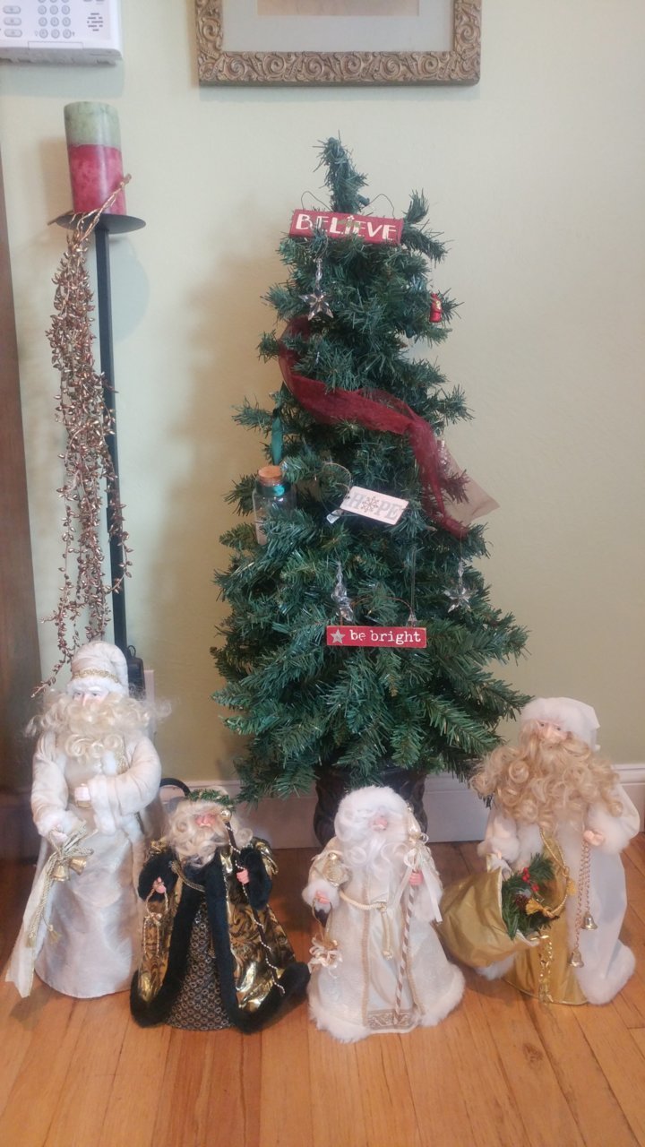 Small tree Santa's.jpg