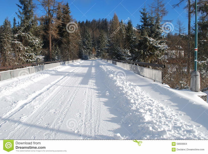 snow-road-first-lake-strbske-pleso-slovakia-high-tatras-58669664.jpg
