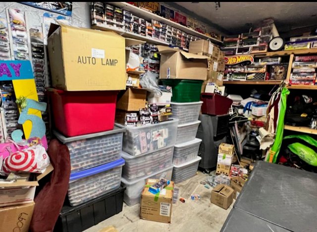SOMEONES GARAGE.jpg