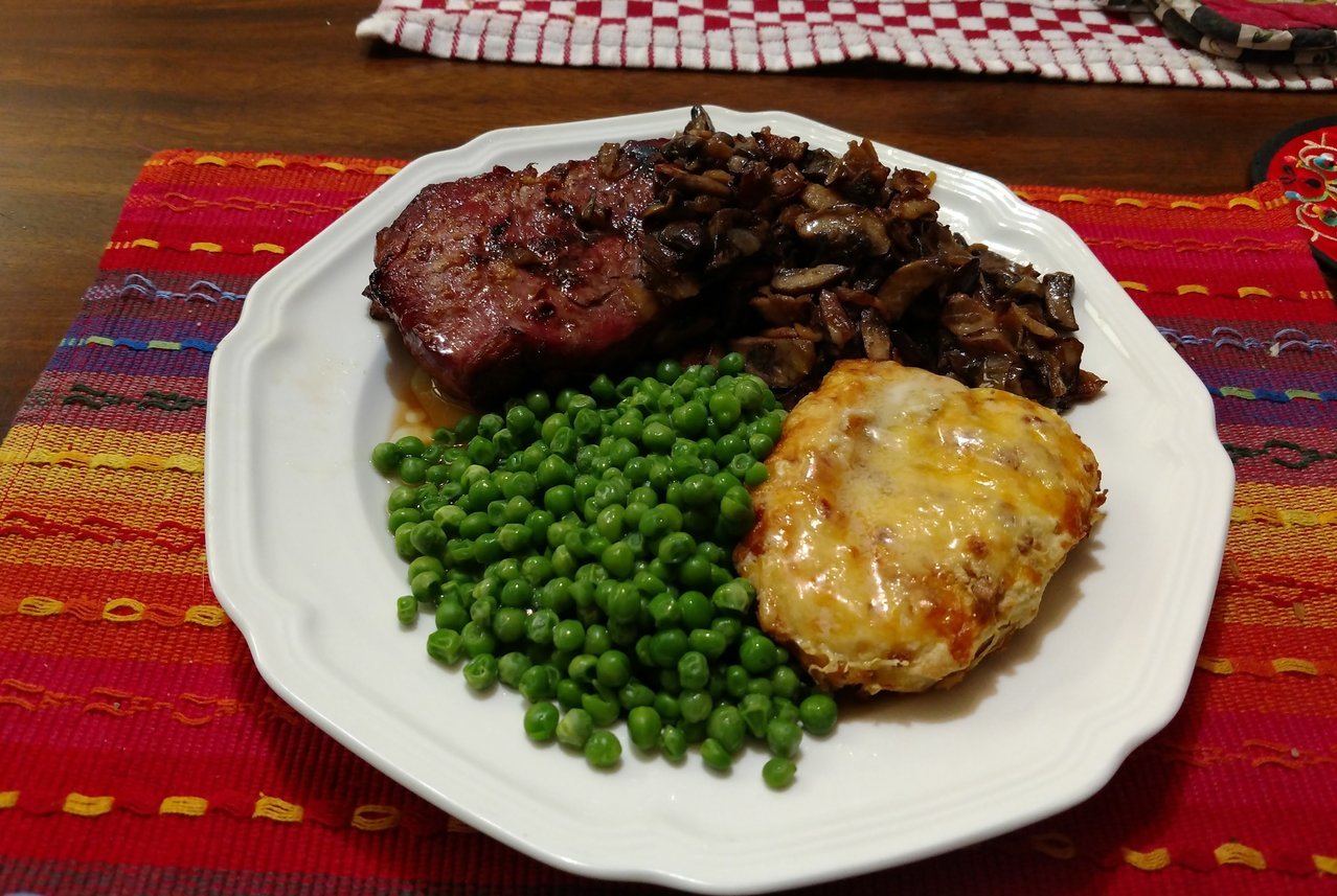 steak shrooms taters n peas.jpg