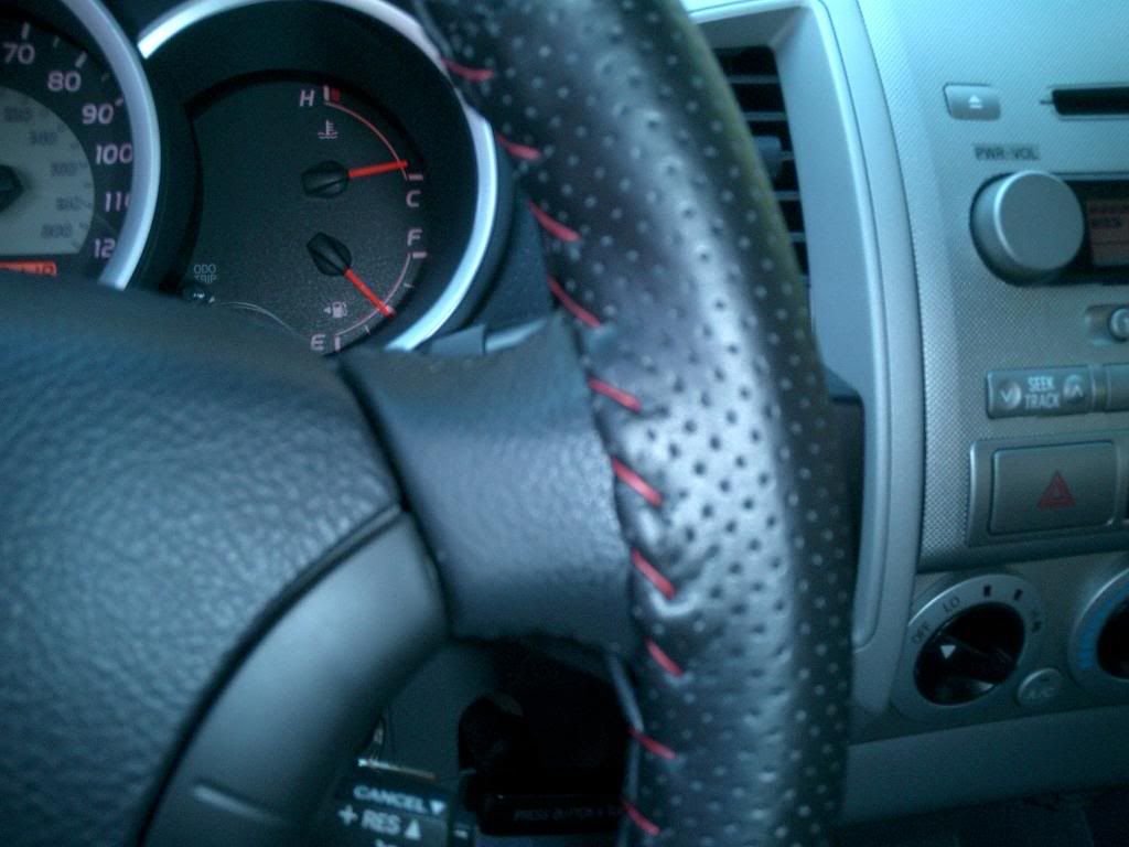 steeringwheelcover004_0bb5f0a4ce12072d35f9af9cd9b32d01e0586c5c.jpg