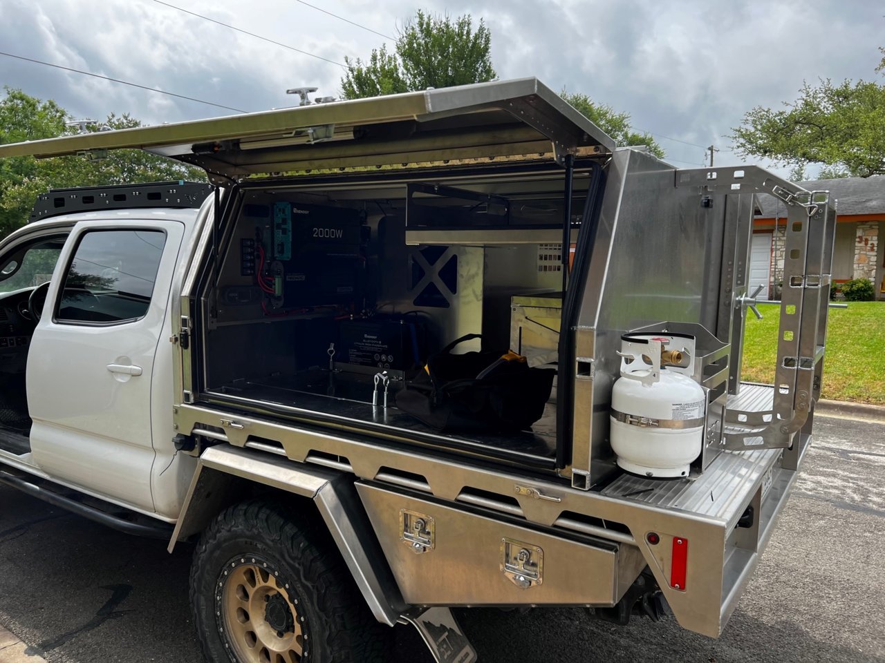 SUMMIT EXPEDITION TRUCKS TACOMA TOYOTA 5FT THREE QUARTER 3-4 CANOPY 18.jpg