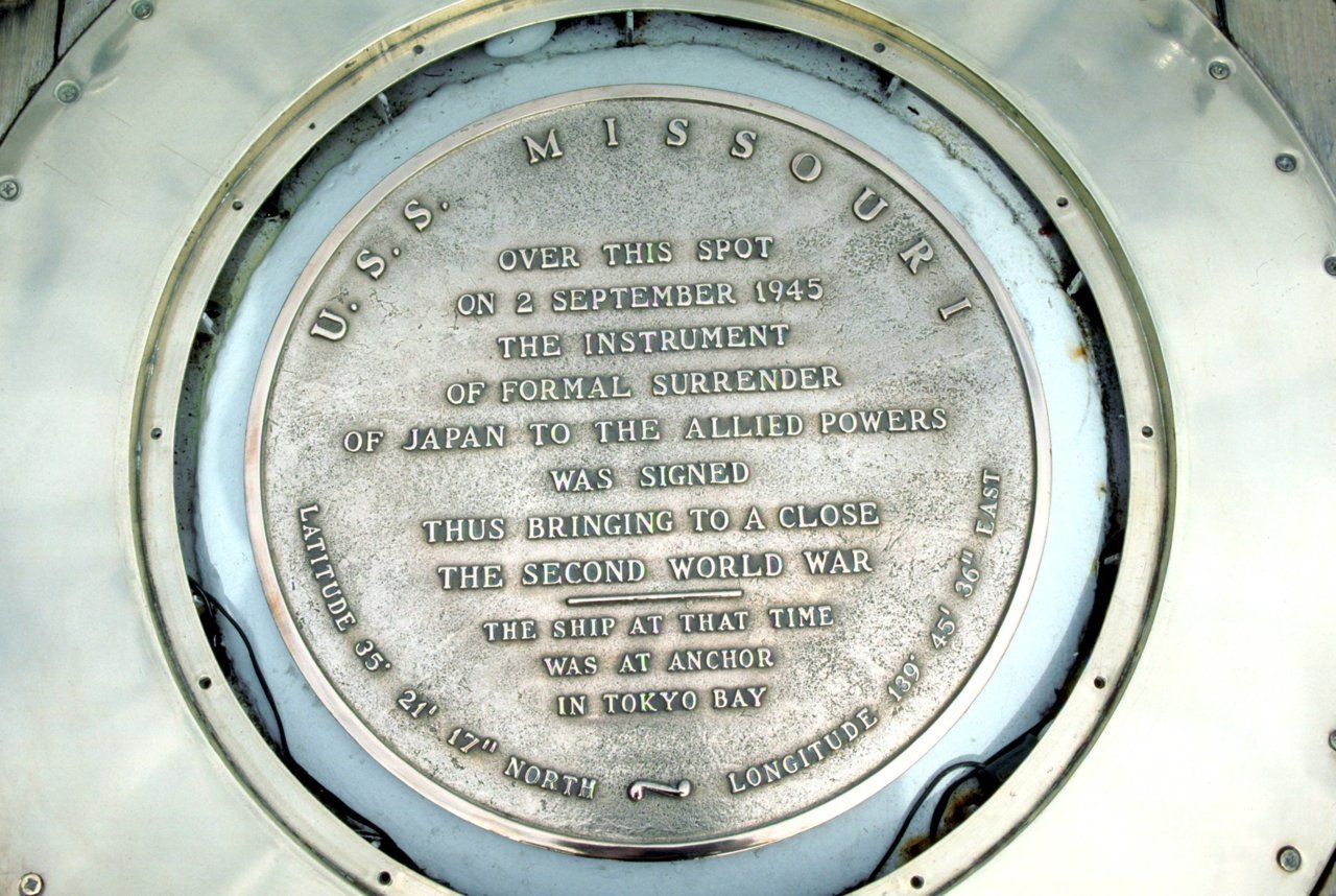 Surrender_Plaque_USS_Missouri_(BB-63).jpg