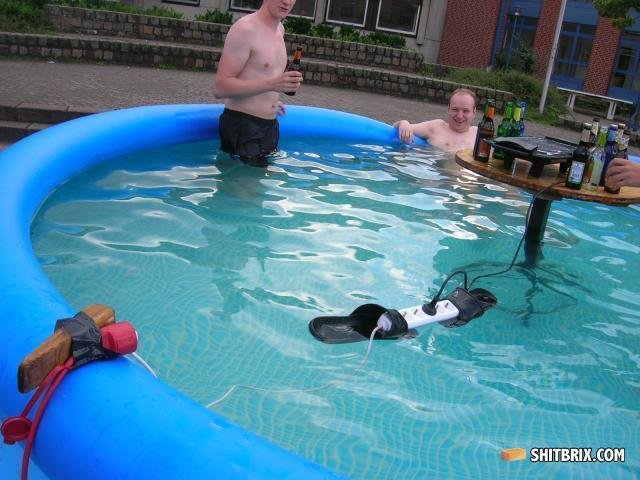 swimming-pool-idioten_zpshivjv1qv_332ec3081c1eb2a27a955dfeaed53b16d1a975d6.jpg