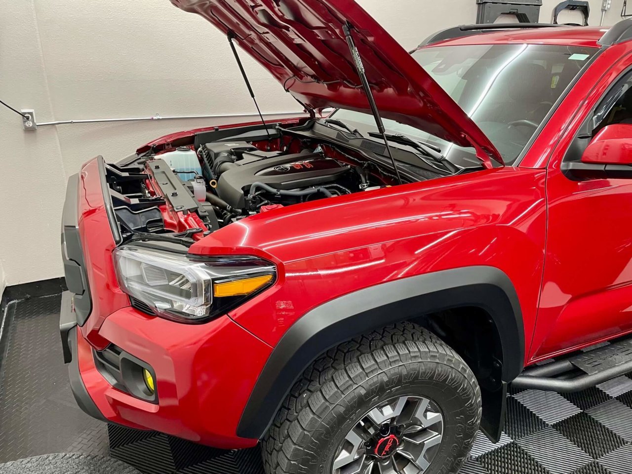 Taco Spiker Hood Struts 3.jpg