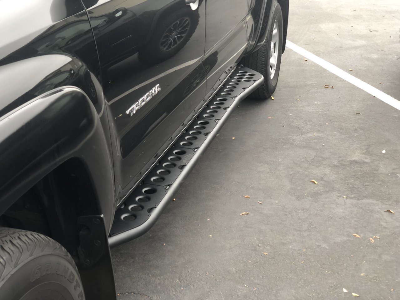 TACOMA ROCK SLIDER STEP W:  KICK OUT (POWDER)(FILLER PLATES).jpg