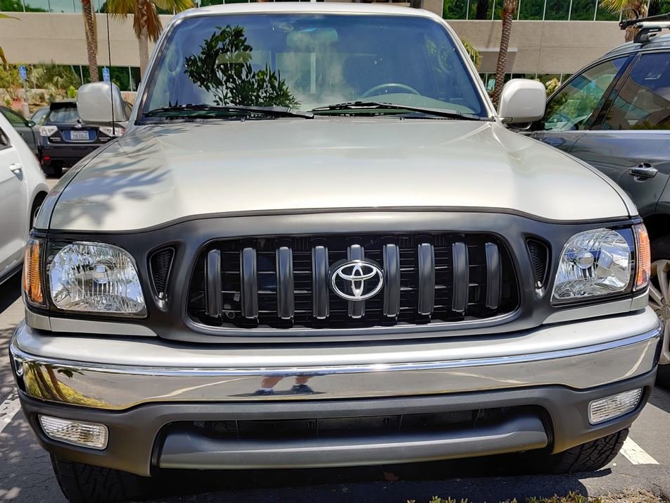 Tacoma_black_grill_corners2.jpg