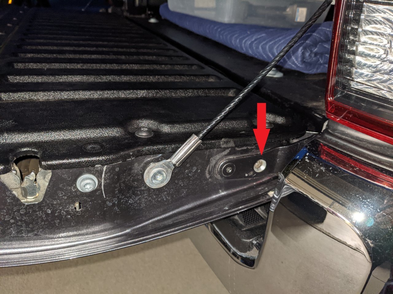 tacoma_tailgate_screw1.jpg