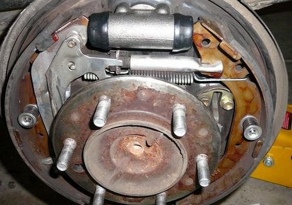 Main parts of rear drum brakes: 1 – Baking plate, 2 - Drum, 3