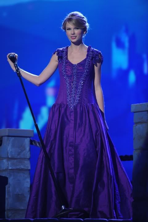 taylorswift_cma08perform7_v_p_91a63c6a57522b19544ef2be6d91c16730f8909e.jpg