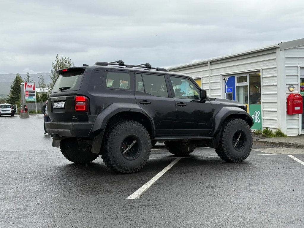 the-first-land-cruiser-250-super-jeep-ive-seen-in-iceland-v0-7y87yslnbhif1.jpg