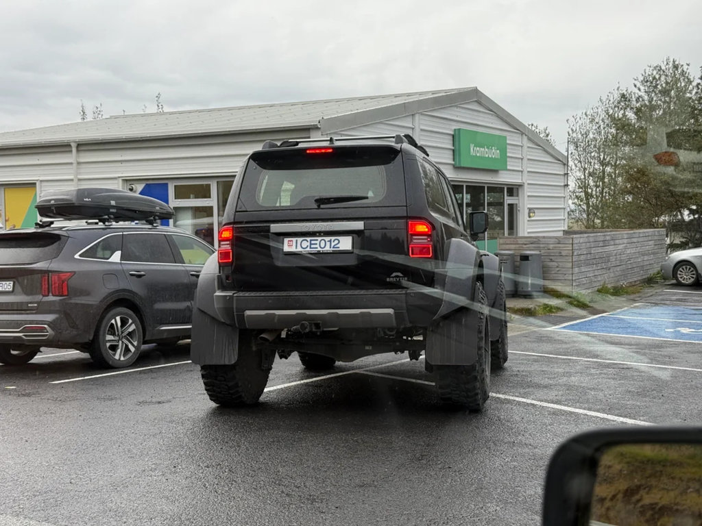 the-first-land-cruiser-250-super-jeep-ive-seen-in-iceland-v0-fi1p0ulnbhif1.jpg