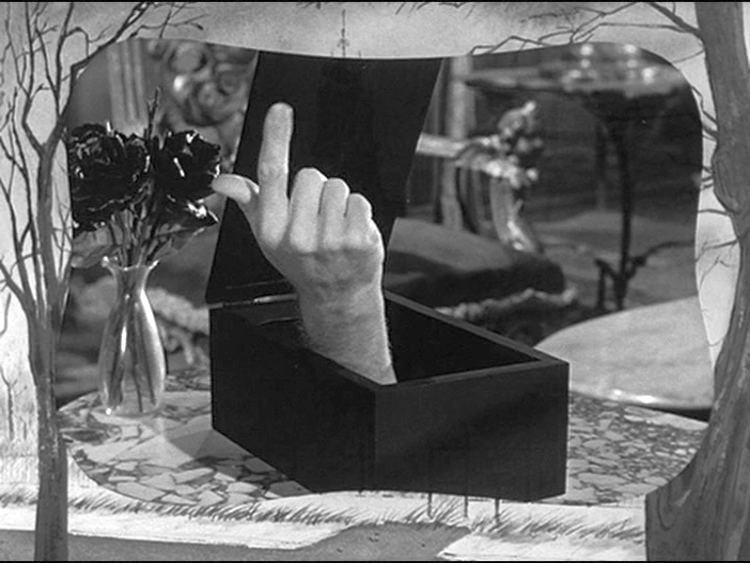 thing-the-addams-family-a15d89be-e3eb-419e-82b4-8b401e9cc56-resize-750.jpg