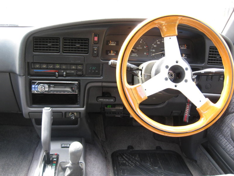 toyota hilux 220.jpg