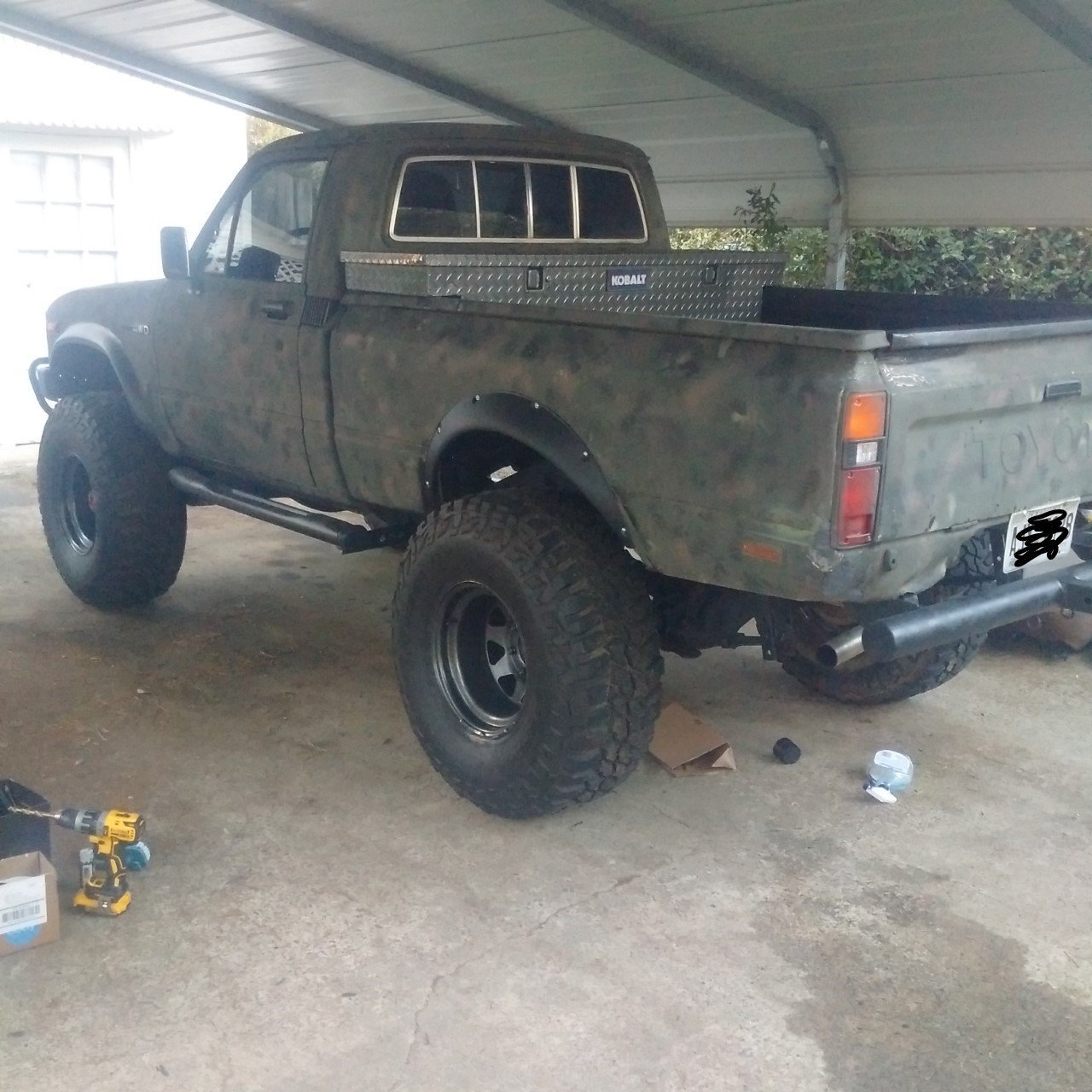 toyota hilux.jpg